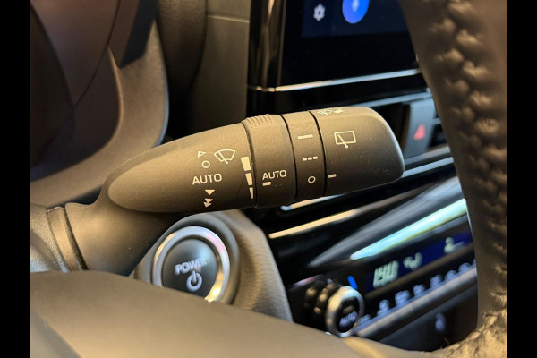 Toyota Yaris Cross 1.5 HYBRID DYNAMIC BITONE SILVERLINE GARANTIE 2035 NAVIGATIE . STUUR EN STOEL VERWARMING . ADAPTIEVE CRUICE CONTROL .