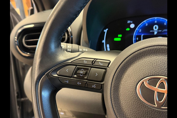 Toyota Yaris Cross 1.5 HYBRID DYNAMIC BITONE SILVERLINE GARANTIE 2035 NAVIGATIE . STUUR EN STOEL VERWARMING . ADAPTIEVE CRUICE CONTROL .