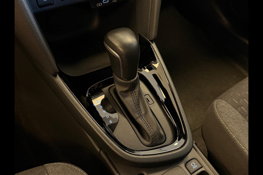 Toyota Yaris Cross 1.5 HYBRID DYNAMIC BITONE SILVERLINE GARANTIE 2035 NAVIGATIE . STUUR EN STOEL VERWARMING . ADAPTIEVE CRUICE CONTROL .