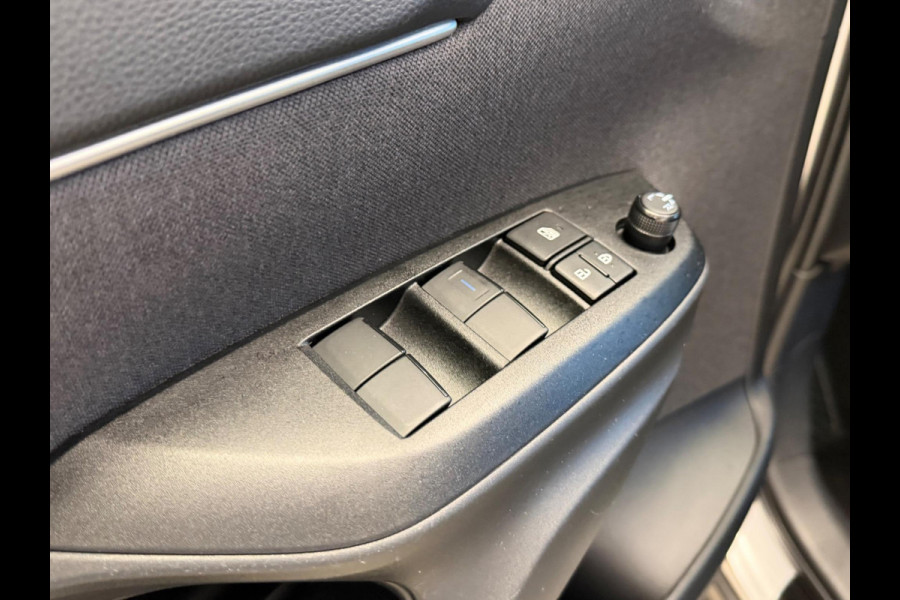 Toyota Yaris Cross 1.5 HYBRID DYNAMIC BITONE SILVERLINE GARANTIE 2035 NAVIGATIE . STUUR EN STOEL VERWARMING . ADAPTIEVE CRUICE CONTROL .