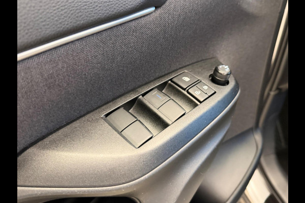 Toyota Yaris Cross 1.5 HYBRID DYNAMIC BITONE SILVERLINE GARANTIE 2035 NAVIGATIE . STUUR EN STOEL VERWARMING . ADAPTIEVE CRUICE CONTROL .