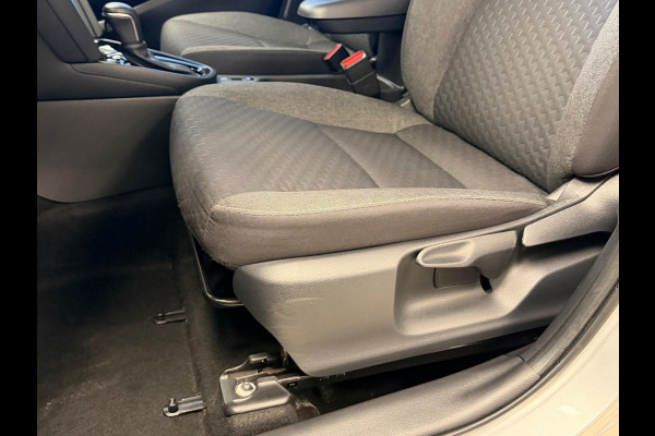 Toyota Yaris Cross 1.5 HYBRID DYNAMIC BITONE SILVERLINE GARANTIE 2035 NAVIGATIE . STUUR EN STOEL VERWARMING . ADAPTIEVE CRUICE CONTROL .