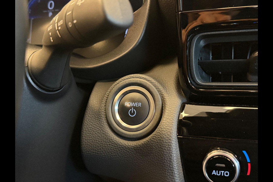 Toyota Yaris Cross 1.5 HYBRID DYNAMIC BITONE SILVERLINE GARANTIE 2035 NAVIGATIE . STUUR EN STOEL VERWARMING . ADAPTIEVE CRUICE CONTROL .