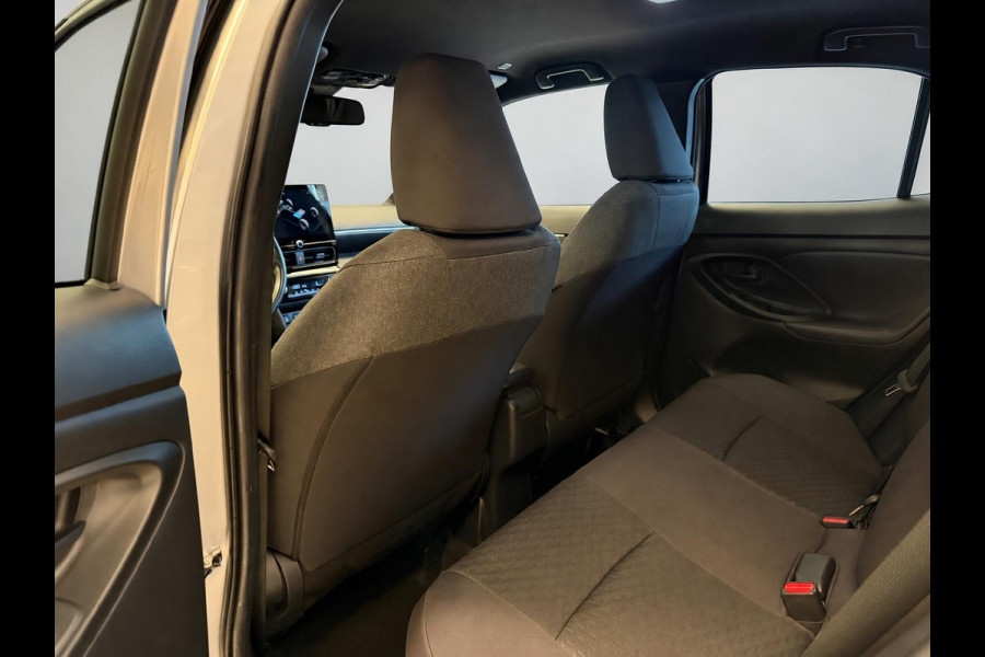 Toyota Yaris Cross 1.5 HYBRID DYNAMIC BITONE SILVERLINE GARANTIE 2035 NAVIGATIE . STUUR EN STOEL VERWARMING . ADAPTIEVE CRUICE CONTROL .