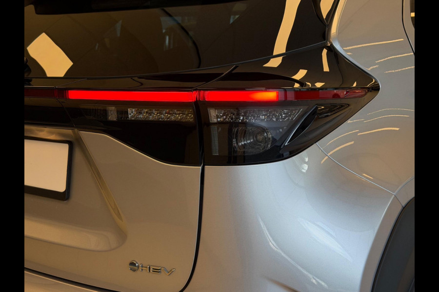 Toyota Yaris Cross 1.5 HYBRID DYNAMIC BITONE SILVERLINE GARANTIE 2035 NAVIGATIE . STUUR EN STOEL VERWARMING . ADAPTIEVE CRUICE CONTROL .