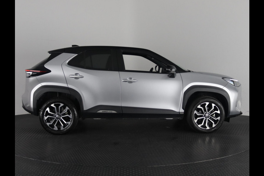Toyota Yaris Cross 1.5 HYBRID DYNAMIC BITONE SILVERLINE GARANTIE 2035 NAVIGATIE . STUUR EN STOEL VERWARMING . ADAPTIEVE CRUICE CONTROL .
