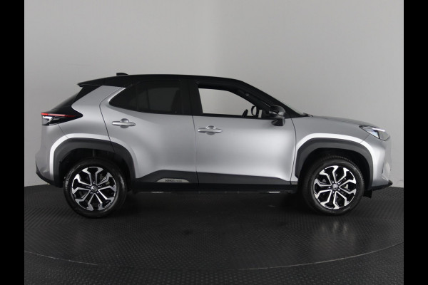 Toyota Yaris Cross 1.5 HYBRID DYNAMIC BITONE SILVERLINE GARANTIE 2035 NAVIGATIE . STUUR EN STOEL VERWARMING . ADAPTIEVE CRUICE CONTROL .