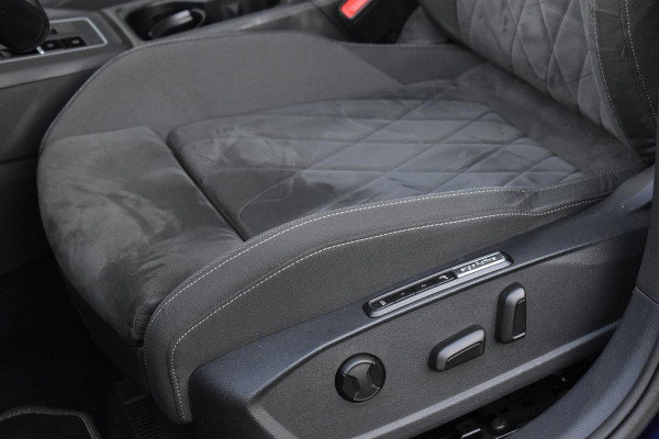 Volkswagen Golf 1.5 eTSI R-Line Pano Massage Camera Trekhaak 19"