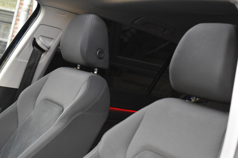 Volkswagen Golf 1.5 eTSI R-Line Pano Massage Camera Trekhaak 19"