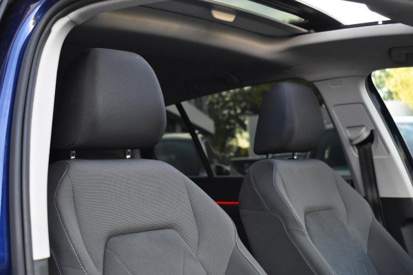 Volkswagen Golf 1.5 eTSI R-Line Pano Massage Camera Trekhaak 19"