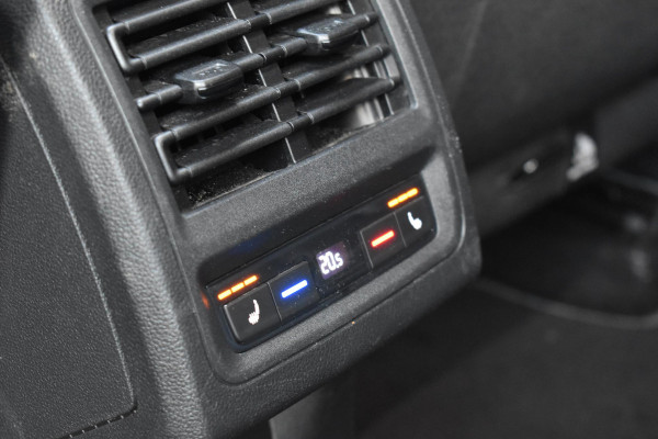 Volkswagen Golf 1.5 eTSI R-Line Pano Massage Camera Trekhaak 19"