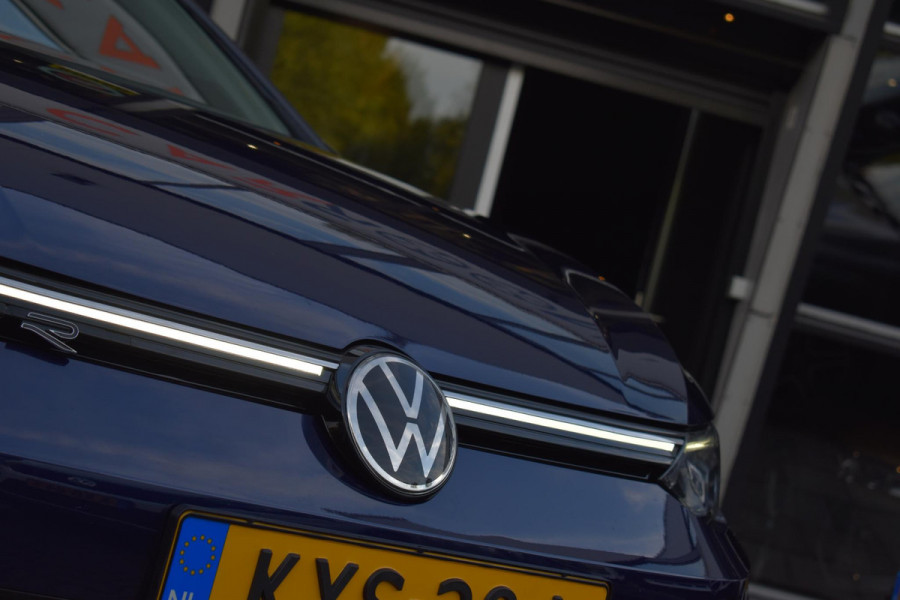 Volkswagen Golf 1.5 eTSI R-Line Pano Massage Camera Trekhaak 19"