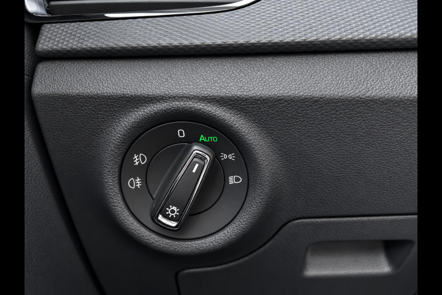 Škoda Kamiq 1.0 TSI 110pk DSG Ambition Navigatie Apple CarPlay Android Auto Parkeerhulp achter Adaptive Cruise Control Stoelverwarming Airco Lichtmetalen velgen