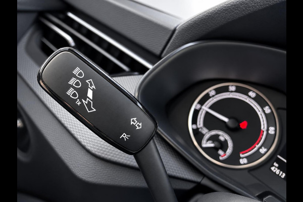 Škoda Kamiq 1.0 TSI 110pk DSG Ambition Navigatie Apple CarPlay Android Auto Parkeerhulp achter Adaptive Cruise Control Stoelverwarming Airco Lichtmetalen velgen