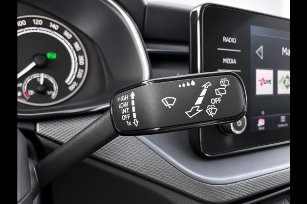 Škoda Kamiq 1.0 TSI 110pk DSG Ambition Navigatie Apple CarPlay Android Auto Parkeerhulp achter Adaptive Cruise Control Stoelverwarming Airco Lichtmetalen velgen