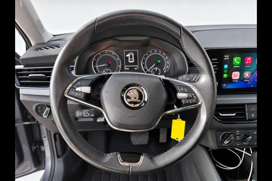 Škoda Kamiq 1.0 TSI 110pk DSG Ambition Navigatie Apple CarPlay Android Auto Parkeerhulp achter Adaptive Cruise Control Stoelverwarming Airco Lichtmetalen velgen