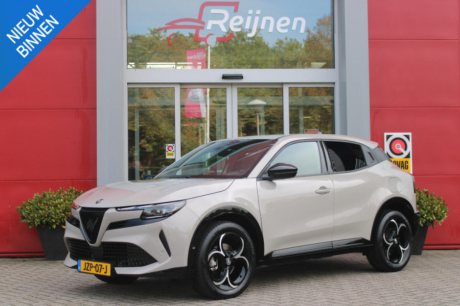 Alfa Romeo junior 1.2 145PK AUTOMAAT Hybrid IBRIDA TI | TECHNO PACK: (LED MATRIX KOPLAMPEN, DRAADLOZE TELEFOONLADER, DODEHOEK DETECTIE, PARKEERSENSOREN VOOR ACHTER EN ZIJKANT, NAVIGATIE, ELEKTRISCH BEDIENBARE ACHTERKLEP, KEYLESS ENTRY, ADAPTIVE CRUISE CONTROL, ACHTERUITRIJ CAMERA) | PACK TI: (ELEKTRISCH BEDIENBARE BESTUUDERSSTOEL, VERKEERSBORDEN WEERGAVE, GETINTE ACHTERRUITEN, SFEER VERLICHTING, GLANZEND ZWARTE BODYKIT, 10,25" TOUCHSCREEN, LEDEREN STUURWIEL, VERSTELBARE KOFFERVLOER OP 3 NIVEAUS) | 18" LICHTMETALEN VELGEN "FORI" | DRAADLOZE APPLE CARPLAY/ANDROID AUTO | MASSAGE FUNCTIE OP
