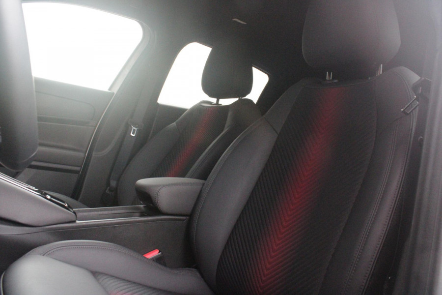 Alfa Romeo junior 1.2 145PK AUTOMAAT Hybrid IBRIDA TI | TECHNO PACK: (LED MATRIX KOPLAMPEN, DRAADLOZE TELEFOONLADER, DODEHOEK DETECTIE, PARKEERSENSOREN VOOR ACHTER EN ZIJKANT, NAVIGATIE, ELEKTRISCH BEDIENBARE ACHTERKLEP, KEYLESS ENTRY, ADAPTIVE CRUISE CONTROL, ACHTERUITRIJ CAMERA) | PACK TI: (ELEKTRISCH BEDIENBARE BESTUUDERSSTOEL, VERKEERSBORDEN WEERGAVE, GETINTE ACHTERRUITEN, SFEER VERLICHTING, GLANZEND ZWARTE BODYKIT, 10,25" TOUCHSCREEN, LEDEREN STUURWIEL, VERSTELBARE KOFFERVLOER OP 3 NIVEAUS) | 18" LICHTMETALEN VELGEN "FORI" | DRAADLOZE APPLE CARPLAY/ANDROID AUTO | MASSAGE FUNCTIE OP