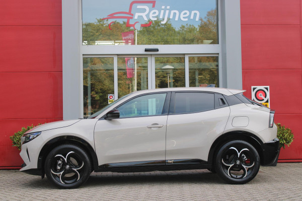 Alfa Romeo junior 1.2 145PK AUTOMAAT Hybrid IBRIDA TI | TECHNO PACK: (LED MATRIX KOPLAMPEN, DRAADLOZE TELEFOONLADER, DODEHOEK DETECTIE, PARKEERSENSOREN VOOR ACHTER EN ZIJKANT, NAVIGATIE, ELEKTRISCH BEDIENBARE ACHTERKLEP, KEYLESS ENTRY, ADAPTIVE CRUISE CONTROL, ACHTERUITRIJ CAMERA) | PACK TI: (ELEKTRISCH BEDIENBARE BESTUUDERSSTOEL, VERKEERSBORDEN WEERGAVE, GETINTE ACHTERRUITEN, SFEER VERLICHTING, GLANZEND ZWARTE BODYKIT, 10,25" TOUCHSCREEN, LEDEREN STUURWIEL, VERSTELBARE KOFFERVLOER OP 3 NIVEAUS) | 18" LICHTMETALEN VELGEN "FORI" | DRAADLOZE APPLE CARPLAY/ANDROID AUTO | MASSAGE FUNCTIE OP