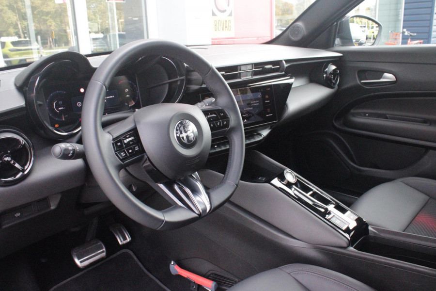 Alfa Romeo junior 1.2 145PK AUTOMAAT Hybrid IBRIDA TI | TECHNO PACK: (LED MATRIX KOPLAMPEN, DRAADLOZE TELEFOONLADER, DODEHOEK DETECTIE, PARKEERSENSOREN VOOR ACHTER EN ZIJKANT, NAVIGATIE, ELEKTRISCH BEDIENBARE ACHTERKLEP, KEYLESS ENTRY, ADAPTIVE CRUISE CONTROL, ACHTERUITRIJ CAMERA) | PACK TI: (ELEKTRISCH BEDIENBARE BESTUUDERSSTOEL, VERKEERSBORDEN WEERGAVE, GETINTE ACHTERRUITEN, SFEER VERLICHTING, GLANZEND ZWARTE BODYKIT, 10,25" TOUCHSCREEN, LEDEREN STUURWIEL, VERSTELBARE KOFFERVLOER OP 3 NIVEAUS) | 18" LICHTMETALEN VELGEN "FORI" | DRAADLOZE APPLE CARPLAY/ANDROID AUTO | MASSAGE FUNCTIE OP
