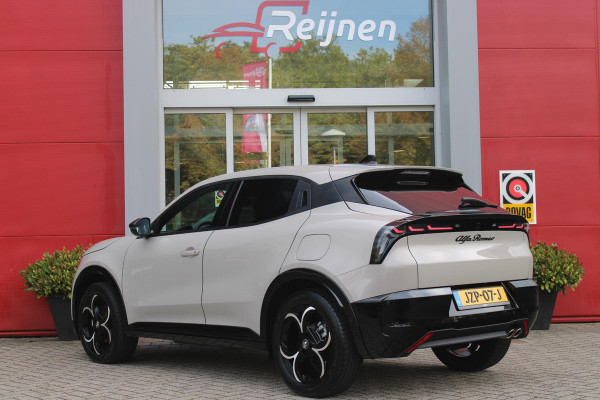 Alfa Romeo junior 1.2 145PK AUTOMAAT Hybrid IBRIDA TI | TECHNO PACK: (LED MATRIX KOPLAMPEN, DRAADLOZE TELEFOONLADER, DODEHOEK DETECTIE, PARKEERSENSOREN VOOR ACHTER EN ZIJKANT, NAVIGATIE, ELEKTRISCH BEDIENBARE ACHTERKLEP, KEYLESS ENTRY, ADAPTIVE CRUISE CONTROL, ACHTERUITRIJ CAMERA) | PACK TI: (ELEKTRISCH BEDIENBARE BESTUUDERSSTOEL, VERKEERSBORDEN WEERGAVE, GETINTE ACHTERRUITEN, SFEER VERLICHTING, GLANZEND ZWARTE BODYKIT, 10,25" TOUCHSCREEN, LEDEREN STUURWIEL, VERSTELBARE KOFFERVLOER OP 3 NIVEAUS) | 18" LICHTMETALEN VELGEN "FORI" | DRAADLOZE APPLE CARPLAY/ANDROID AUTO | MASSAGE FUNCTIE OP