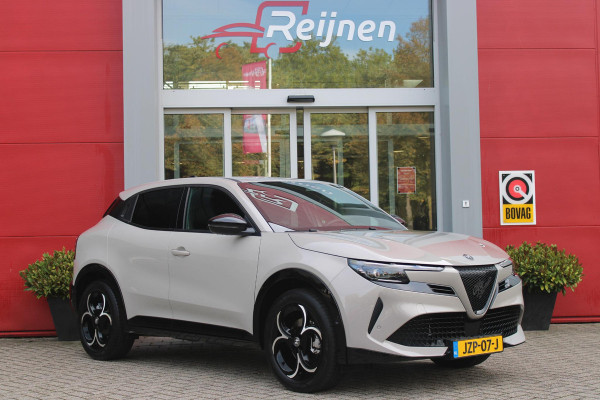 Alfa Romeo junior 1.2 145PK AUTOMAAT Hybrid IBRIDA TI | TECHNO PACK: (LED MATRIX KOPLAMPEN, DRAADLOZE TELEFOONLADER, DODEHOEK DETECTIE, PARKEERSENSOREN VOOR ACHTER EN ZIJKANT, NAVIGATIE, ELEKTRISCH BEDIENBARE ACHTERKLEP, KEYLESS ENTRY, ADAPTIVE CRUISE CONTROL, ACHTERUITRIJ CAMERA) | PACK TI: (ELEKTRISCH BEDIENBARE BESTUUDERSSTOEL, VERKEERSBORDEN WEERGAVE, GETINTE ACHTERRUITEN, SFEER VERLICHTING, GLANZEND ZWARTE BODYKIT, 10,25" TOUCHSCREEN, LEDEREN STUURWIEL, VERSTELBARE KOFFERVLOER OP 3 NIVEAUS) | 18" LICHTMETALEN VELGEN "FORI" | DRAADLOZE APPLE CARPLAY/ANDROID AUTO | MASSAGE FUNCTIE OP