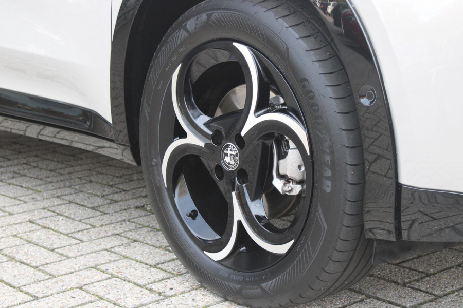 Alfa Romeo junior 1.2 145PK AUTOMAAT Hybrid IBRIDA TI | TECHNO PACK: (LED MATRIX KOPLAMPEN, DRAADLOZE TELEFOONLADER, DODEHOEK DETECTIE, PARKEERSENSOREN VOOR ACHTER EN ZIJKANT, NAVIGATIE, ELEKTRISCH BEDIENBARE ACHTERKLEP, KEYLESS ENTRY, ADAPTIVE CRUISE CONTROL, ACHTERUITRIJ CAMERA) | PACK TI: (ELEKTRISCH BEDIENBARE BESTUUDERSSTOEL, VERKEERSBORDEN WEERGAVE, GETINTE ACHTERRUITEN, SFEER VERLICHTING, GLANZEND ZWARTE BODYKIT, 10,25" TOUCHSCREEN, LEDEREN STUURWIEL, VERSTELBARE KOFFERVLOER OP 3 NIVEAUS) | 18" LICHTMETALEN VELGEN "FORI" | DRAADLOZE APPLE CARPLAY/ANDROID AUTO | MASSAGE FUNCTIE OP