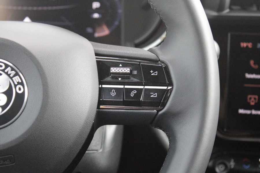 Alfa Romeo junior 1.2 145PK AUTOMAAT Hybrid IBRIDA TI | TECHNO PACK: (LED MATRIX KOPLAMPEN, DRAADLOZE TELEFOONLADER, DODEHOEK DETECTIE, PARKEERSENSOREN VOOR ACHTER EN ZIJKANT, NAVIGATIE, ELEKTRISCH BEDIENBARE ACHTERKLEP, KEYLESS ENTRY, ADAPTIVE CRUISE CONTROL, ACHTERUITRIJ CAMERA) | PACK TI: (ELEKTRISCH BEDIENBARE BESTUUDERSSTOEL, VERKEERSBORDEN WEERGAVE, GETINTE ACHTERRUITEN, SFEER VERLICHTING, GLANZEND ZWARTE BODYKIT, 10,25" TOUCHSCREEN, LEDEREN STUURWIEL, VERSTELBARE KOFFERVLOER OP 3 NIVEAUS) | 18" LICHTMETALEN VELGEN "FORI" | DRAADLOZE APPLE CARPLAY/ANDROID AUTO | MASSAGE FUNCTIE OP