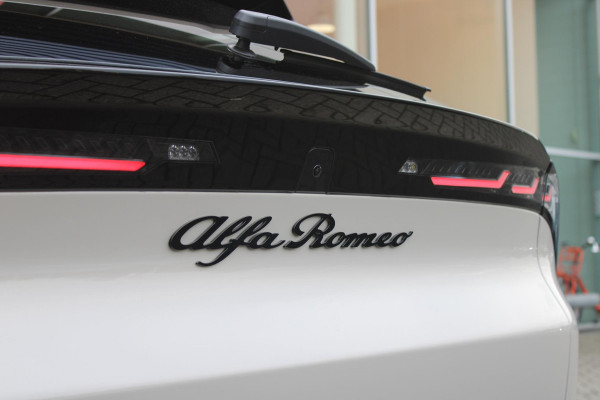 Alfa Romeo junior 1.2 145PK AUTOMAAT Hybrid IBRIDA TI | TECHNO PACK: (LED MATRIX KOPLAMPEN, DRAADLOZE TELEFOONLADER, DODEHOEK DETECTIE, PARKEERSENSOREN VOOR ACHTER EN ZIJKANT, NAVIGATIE, ELEKTRISCH BEDIENBARE ACHTERKLEP, KEYLESS ENTRY, ADAPTIVE CRUISE CONTROL, ACHTERUITRIJ CAMERA) | PACK TI: (ELEKTRISCH BEDIENBARE BESTUUDERSSTOEL, VERKEERSBORDEN WEERGAVE, GETINTE ACHTERRUITEN, SFEER VERLICHTING, GLANZEND ZWARTE BODYKIT, 10,25" TOUCHSCREEN, LEDEREN STUURWIEL, VERSTELBARE KOFFERVLOER OP 3 NIVEAUS) | 18" LICHTMETALEN VELGEN "FORI" | DRAADLOZE APPLE CARPLAY/ANDROID AUTO | MASSAGE FUNCTIE OP