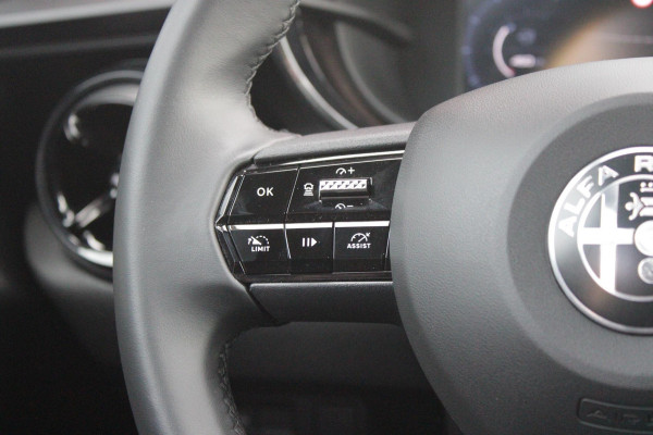 Alfa Romeo junior 1.2 145PK AUTOMAAT Hybrid IBRIDA TI | TECHNO PACK: (LED MATRIX KOPLAMPEN, DRAADLOZE TELEFOONLADER, DODEHOEK DETECTIE, PARKEERSENSOREN VOOR ACHTER EN ZIJKANT, NAVIGATIE, ELEKTRISCH BEDIENBARE ACHTERKLEP, KEYLESS ENTRY, ADAPTIVE CRUISE CONTROL, ACHTERUITRIJ CAMERA) | PACK TI: (ELEKTRISCH BEDIENBARE BESTUUDERSSTOEL, VERKEERSBORDEN WEERGAVE, GETINTE ACHTERRUITEN, SFEER VERLICHTING, GLANZEND ZWARTE BODYKIT, 10,25" TOUCHSCREEN, LEDEREN STUURWIEL, VERSTELBARE KOFFERVLOER OP 3 NIVEAUS) | 18" LICHTMETALEN VELGEN "FORI" | DRAADLOZE APPLE CARPLAY/ANDROID AUTO | MASSAGE FUNCTIE OP