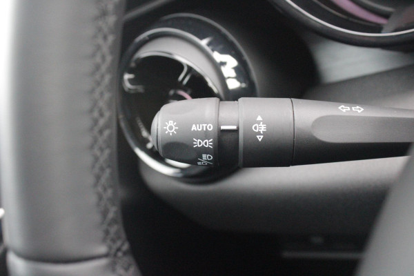 Alfa Romeo junior 1.2 145PK AUTOMAAT Hybrid IBRIDA TI | TECHNO PACK: (LED MATRIX KOPLAMPEN, DRAADLOZE TELEFOONLADER, DODEHOEK DETECTIE, PARKEERSENSOREN VOOR ACHTER EN ZIJKANT, NAVIGATIE, ELEKTRISCH BEDIENBARE ACHTERKLEP, KEYLESS ENTRY, ADAPTIVE CRUISE CONTROL, ACHTERUITRIJ CAMERA) | PACK TI: (ELEKTRISCH BEDIENBARE BESTUUDERSSTOEL, VERKEERSBORDEN WEERGAVE, GETINTE ACHTERRUITEN, SFEER VERLICHTING, GLANZEND ZWARTE BODYKIT, 10,25" TOUCHSCREEN, LEDEREN STUURWIEL, VERSTELBARE KOFFERVLOER OP 3 NIVEAUS) | 18" LICHTMETALEN VELGEN "FORI" | DRAADLOZE APPLE CARPLAY/ANDROID AUTO | MASSAGE FUNCTIE OP