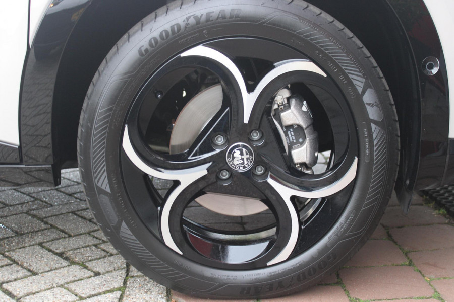 Alfa Romeo junior 1.2 145PK AUTOMAAT Hybrid IBRIDA TI | TECHNO PACK: (LED MATRIX KOPLAMPEN, DRAADLOZE TELEFOONLADER, DODEHOEK DETECTIE, PARKEERSENSOREN VOOR ACHTER EN ZIJKANT, NAVIGATIE, ELEKTRISCH BEDIENBARE ACHTERKLEP, KEYLESS ENTRY, ADAPTIVE CRUISE CONTROL, ACHTERUITRIJ CAMERA) | PACK TI: (ELEKTRISCH BEDIENBARE BESTUUDERSSTOEL, VERKEERSBORDEN WEERGAVE, GETINTE ACHTERRUITEN, SFEER VERLICHTING, GLANZEND ZWARTE BODYKIT, 10,25" TOUCHSCREEN, LEDEREN STUURWIEL, VERSTELBARE KOFFERVLOER OP 3 NIVEAUS) | 18" LICHTMETALEN VELGEN "FORI" | DRAADLOZE APPLE CARPLAY/ANDROID AUTO | MASSAGE FUNCTIE OP