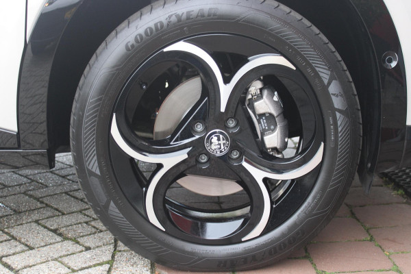 Alfa Romeo junior 1.2 145PK AUTOMAAT Hybrid IBRIDA TI | TECHNO PACK: (LED MATRIX KOPLAMPEN, DRAADLOZE TELEFOONLADER, DODEHOEK DETECTIE, PARKEERSENSOREN VOOR ACHTER EN ZIJKANT, NAVIGATIE, ELEKTRISCH BEDIENBARE ACHTERKLEP, KEYLESS ENTRY, ADAPTIVE CRUISE CONTROL, ACHTERUITRIJ CAMERA) | PACK TI: (ELEKTRISCH BEDIENBARE BESTUUDERSSTOEL, VERKEERSBORDEN WEERGAVE, GETINTE ACHTERRUITEN, SFEER VERLICHTING, GLANZEND ZWARTE BODYKIT, 10,25" TOUCHSCREEN, LEDEREN STUURWIEL, VERSTELBARE KOFFERVLOER OP 3 NIVEAUS) | 18" LICHTMETALEN VELGEN "FORI" | DRAADLOZE APPLE CARPLAY/ANDROID AUTO | MASSAGE FUNCTIE OP