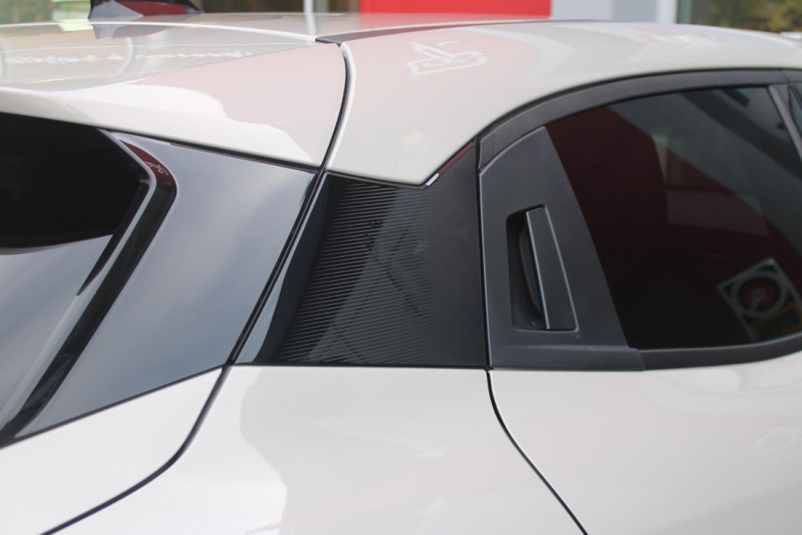 Alfa Romeo junior 1.2 145PK AUTOMAAT Hybrid IBRIDA TI | TECHNO PACK: (LED MATRIX KOPLAMPEN, DRAADLOZE TELEFOONLADER, DODEHOEK DETECTIE, PARKEERSENSOREN VOOR ACHTER EN ZIJKANT, NAVIGATIE, ELEKTRISCH BEDIENBARE ACHTERKLEP, KEYLESS ENTRY, ADAPTIVE CRUISE CONTROL, ACHTERUITRIJ CAMERA) | PACK TI: (ELEKTRISCH BEDIENBARE BESTUUDERSSTOEL, VERKEERSBORDEN WEERGAVE, GETINTE ACHTERRUITEN, SFEER VERLICHTING, GLANZEND ZWARTE BODYKIT, 10,25" TOUCHSCREEN, LEDEREN STUURWIEL, VERSTELBARE KOFFERVLOER OP 3 NIVEAUS) | 18" LICHTMETALEN VELGEN "FORI" | DRAADLOZE APPLE CARPLAY/ANDROID AUTO | MASSAGE FUNCTIE OP