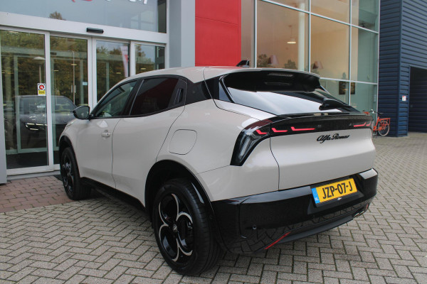 Alfa Romeo junior 1.2 145PK AUTOMAAT Hybrid IBRIDA TI | TECHNO PACK: (LED MATRIX KOPLAMPEN, DRAADLOZE TELEFOONLADER, DODEHOEK DETECTIE, PARKEERSENSOREN VOOR ACHTER EN ZIJKANT, NAVIGATIE, ELEKTRISCH BEDIENBARE ACHTERKLEP, KEYLESS ENTRY, ADAPTIVE CRUISE CONTROL, ACHTERUITRIJ CAMERA) | PACK TI: (ELEKTRISCH BEDIENBARE BESTUUDERSSTOEL, VERKEERSBORDEN WEERGAVE, GETINTE ACHTERRUITEN, SFEER VERLICHTING, GLANZEND ZWARTE BODYKIT, 10,25" TOUCHSCREEN, LEDEREN STUURWIEL, VERSTELBARE KOFFERVLOER OP 3 NIVEAUS) | 18" LICHTMETALEN VELGEN "FORI" | DRAADLOZE APPLE CARPLAY/ANDROID AUTO | MASSAGE FUNCTIE OP