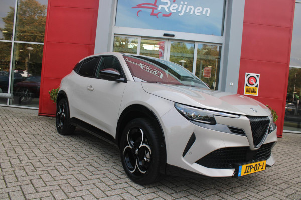 Alfa Romeo junior 1.2 145PK AUTOMAAT Hybrid IBRIDA TI | TECHNO PACK: (LED MATRIX KOPLAMPEN, DRAADLOZE TELEFOONLADER, DODEHOEK DETECTIE, PARKEERSENSOREN VOOR ACHTER EN ZIJKANT, NAVIGATIE, ELEKTRISCH BEDIENBARE ACHTERKLEP, KEYLESS ENTRY, ADAPTIVE CRUISE CONTROL, ACHTERUITRIJ CAMERA) | PACK TI: (ELEKTRISCH BEDIENBARE BESTUUDERSSTOEL, VERKEERSBORDEN WEERGAVE, GETINTE ACHTERRUITEN, SFEER VERLICHTING, GLANZEND ZWARTE BODYKIT, 10,25" TOUCHSCREEN, LEDEREN STUURWIEL, VERSTELBARE KOFFERVLOER OP 3 NIVEAUS) | 18" LICHTMETALEN VELGEN "FORI" | DRAADLOZE APPLE CARPLAY/ANDROID AUTO | MASSAGE FUNCTIE OP