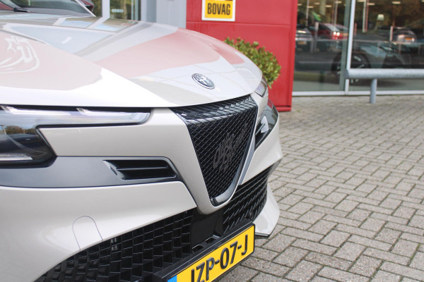 Alfa Romeo junior 1.2 145PK AUTOMAAT Hybrid IBRIDA TI | TECHNO PACK: (LED MATRIX KOPLAMPEN, DRAADLOZE TELEFOONLADER, DODEHOEK DETECTIE, PARKEERSENSOREN VOOR ACHTER EN ZIJKANT, NAVIGATIE, ELEKTRISCH BEDIENBARE ACHTERKLEP, KEYLESS ENTRY, ADAPTIVE CRUISE CONTROL, ACHTERUITRIJ CAMERA) | PACK TI: (ELEKTRISCH BEDIENBARE BESTUUDERSSTOEL, VERKEERSBORDEN WEERGAVE, GETINTE ACHTERRUITEN, SFEER VERLICHTING, GLANZEND ZWARTE BODYKIT, 10,25" TOUCHSCREEN, LEDEREN STUURWIEL, VERSTELBARE KOFFERVLOER OP 3 NIVEAUS) | 18" LICHTMETALEN VELGEN "FORI" | DRAADLOZE APPLE CARPLAY/ANDROID AUTO | MASSAGE FUNCTIE OP