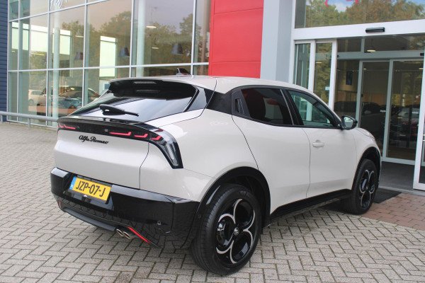 Alfa Romeo junior 1.2 145PK AUTOMAAT Hybrid IBRIDA TI | TECHNO PACK: (LED MATRIX KOPLAMPEN, DRAADLOZE TELEFOONLADER, DODEHOEK DETECTIE, PARKEERSENSOREN VOOR ACHTER EN ZIJKANT, NAVIGATIE, ELEKTRISCH BEDIENBARE ACHTERKLEP, KEYLESS ENTRY, ADAPTIVE CRUISE CONTROL, ACHTERUITRIJ CAMERA) | PACK TI: (ELEKTRISCH BEDIENBARE BESTUUDERSSTOEL, VERKEERSBORDEN WEERGAVE, GETINTE ACHTERRUITEN, SFEER VERLICHTING, GLANZEND ZWARTE BODYKIT, 10,25" TOUCHSCREEN, LEDEREN STUURWIEL, VERSTELBARE KOFFERVLOER OP 3 NIVEAUS) | 18" LICHTMETALEN VELGEN "FORI" | DRAADLOZE APPLE CARPLAY/ANDROID AUTO | MASSAGE FUNCTIE OP