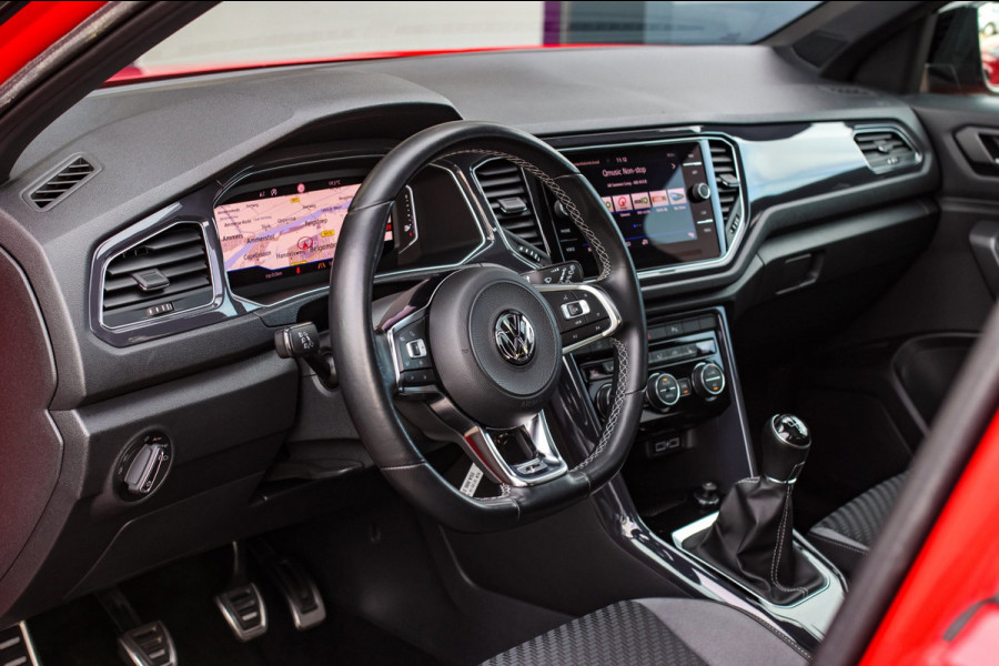 Volkswagen T-Roc 1.5 TSI 3X R-Line *Pano*Camera*Virtual*Trekhaak*