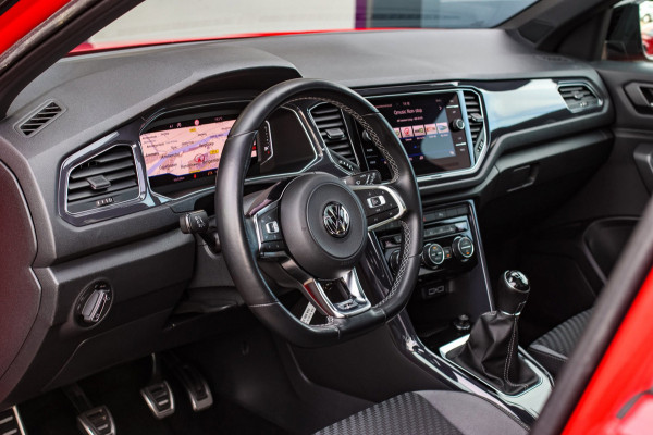 Volkswagen T-Roc 1.5 TSI 3X R-Line *Pano*Camera*Virtual*Trekhaak*