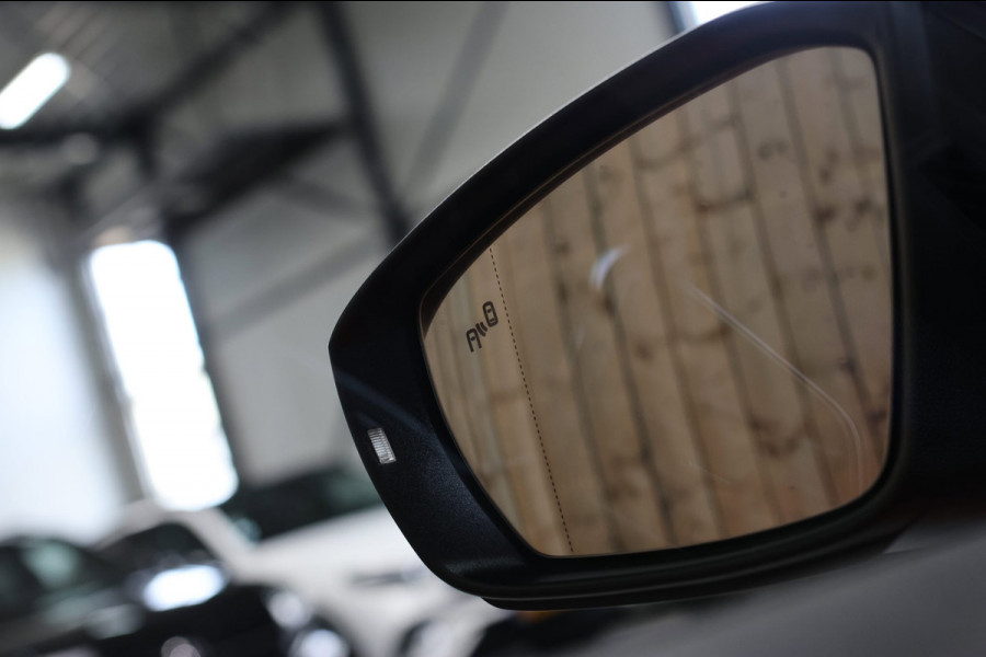 Volkswagen T-Roc 1.5 TSI 3X R-Line *Pano*Camera*Virtual*Trekhaak*