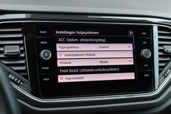 Volkswagen T-Roc 1.5 TSI 3X R-Line *Pano*Camera*Virtual*Trekhaak*