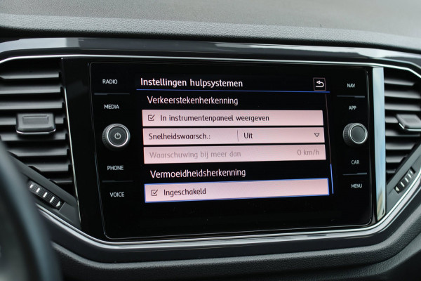 Volkswagen T-Roc 1.5 TSI 3X R-Line *Pano*Camera*Virtual*Trekhaak*