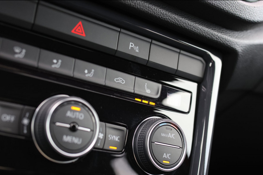 Volkswagen T-Roc 1.5 TSI 3X R-Line *Pano*Camera*Virtual*Trekhaak*