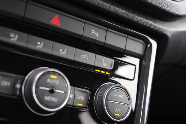 Volkswagen T-Roc 1.5 TSI 3X R-Line *Pano*Camera*Virtual*Trekhaak*