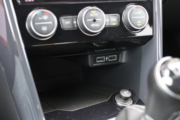 Volkswagen T-Roc 1.5 TSI 3X R-Line *Pano*Camera*Virtual*Trekhaak*