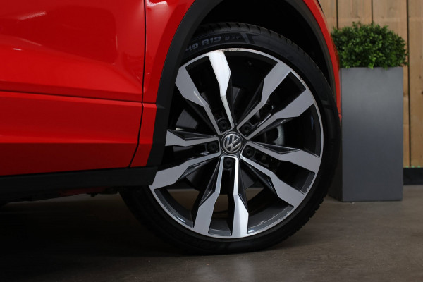 Volkswagen T-Roc 1.5 TSI 3X R-Line *Pano*Camera*Virtual*Trekhaak*