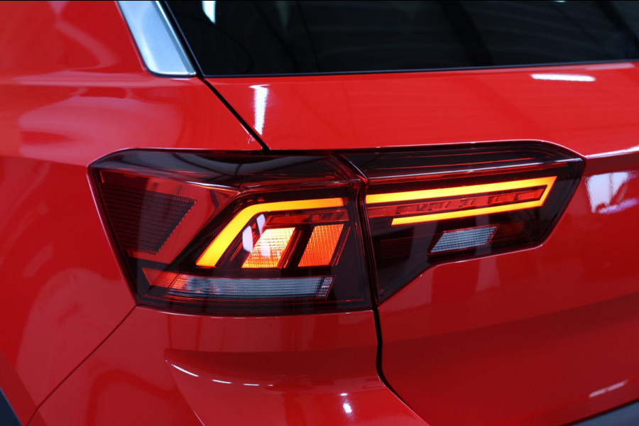 Volkswagen T-Roc 1.5 TSI 3X R-Line *Pano*Camera*Virtual*Trekhaak*