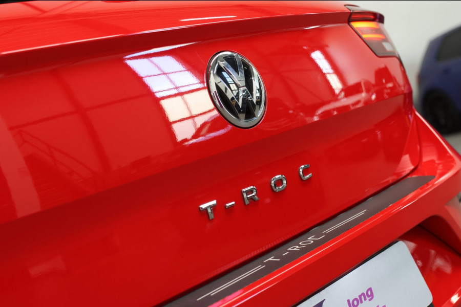 Volkswagen T-Roc 1.5 TSI 3X R-Line *Pano*Camera*Virtual*Trekhaak*