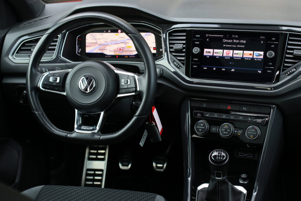 Volkswagen T-Roc 1.5 TSI 3X R-Line *Pano*Camera*Virtual*Trekhaak*